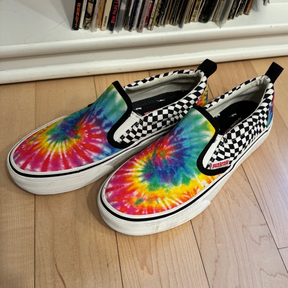 Punkrose women’s slip on sneakers - size 6